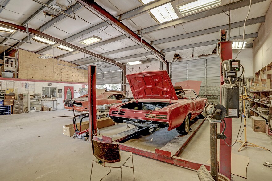 More Photos Of 1125 Cloverleaf St, Houston Industrial For Sale