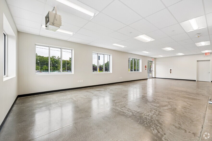 More Photos Of 2577 Forest Ave, Staten Island Truck Terminal For Lease