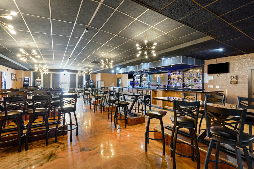 More Photos Of 801 N Fee St, Helena Bar For Sale