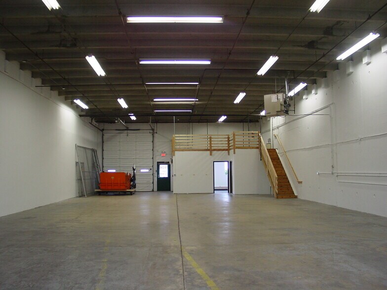 More Photos Of 450-588 W 5th Ave, Naperville Warehouse For Lease