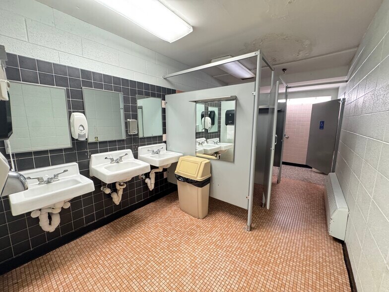 More Photos Of 40 E Simmons St, Galesburg Flex For Sale
