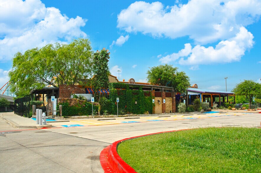 More Photos Of 2011 E Copeland Rd, Arlington Restaurant For Lease