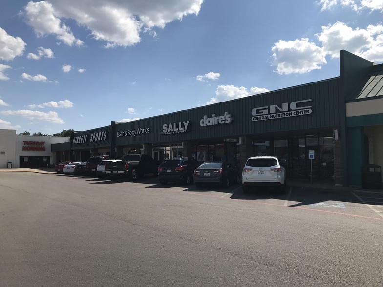 More Photos Of 3550-3580 Lamar Ave, Paris Unknown For Lease