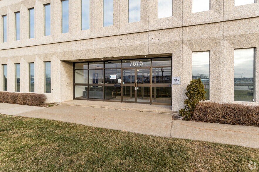 More Photos Of 7875 Rte Transcanadienne, Montréal Warehouse For Lease