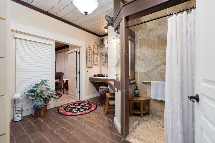 More Photos Of 504 Tivy St, Kerrville Flex For Sale