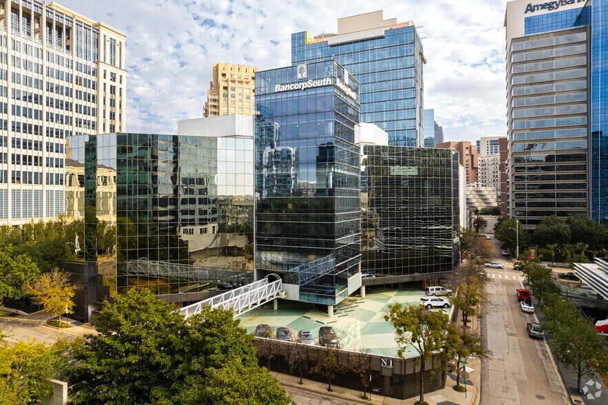 More Photos Of 2651 N Harwood St, Dallas Office For Lease