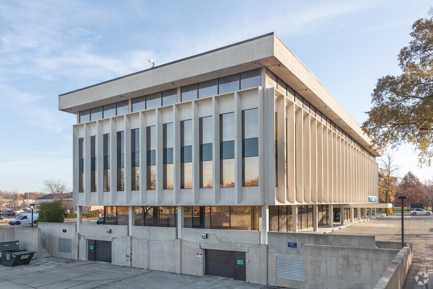 More Photos Of 1701 E Lake Ave, Glenview Office For Lease