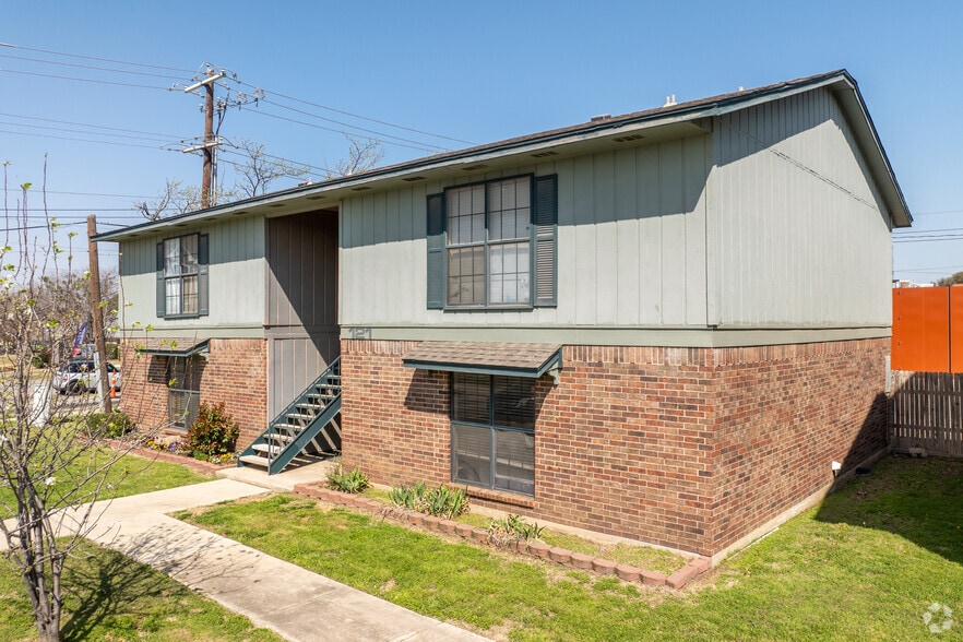 More Photos Of 101-121 S Bonnie Brae St, Denton Apartments For Sale