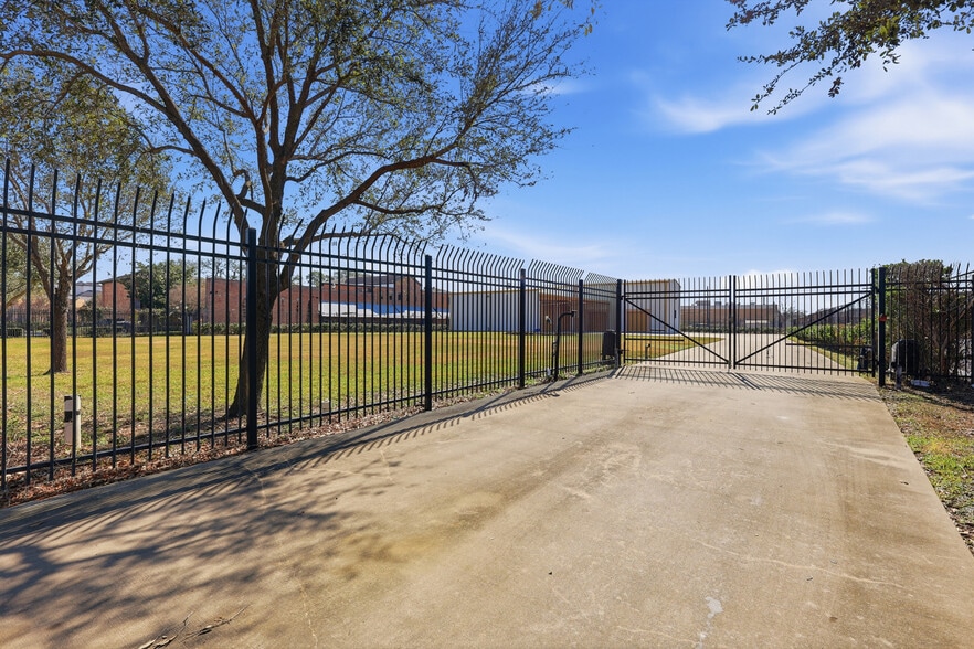 More Photos Of 6305 Beverlyhill St, Houston Warehouse For Sale