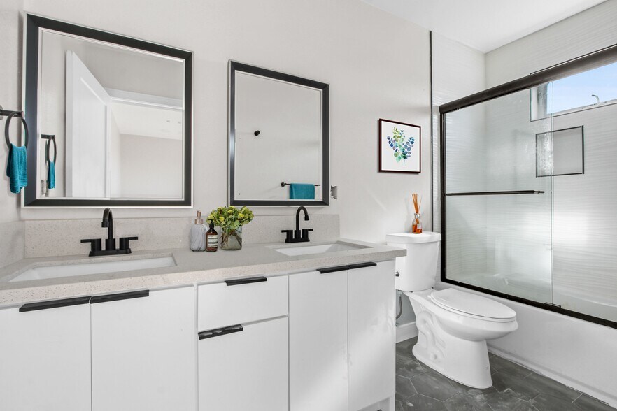 More Photos Of 1726 Menlo Ave, Los Angeles Apartments For Sale