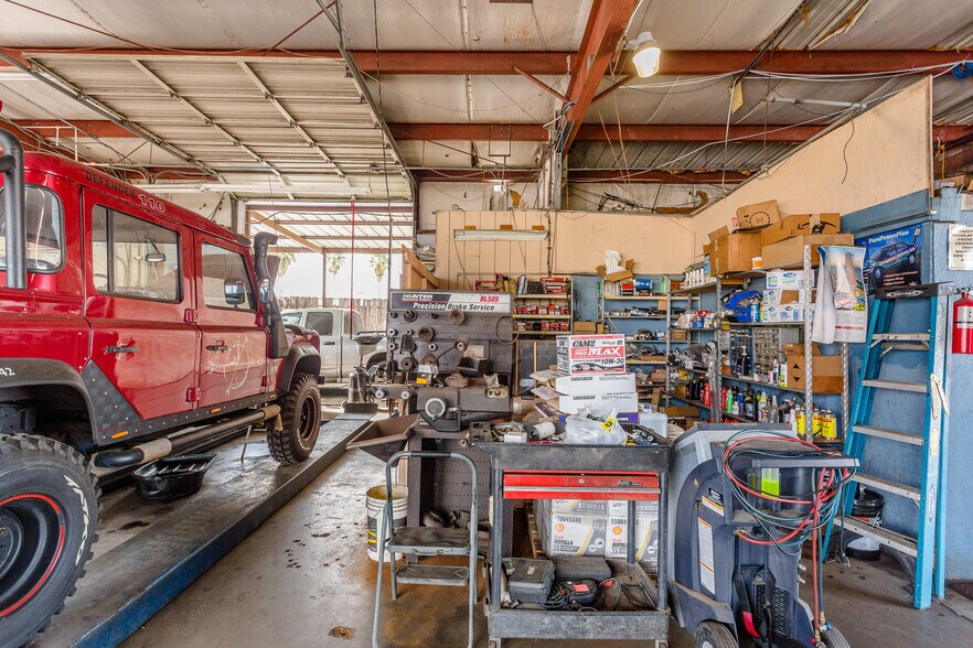 More Photos Of 8921 Daffodil Ave, Houston Auto Repair For Sale