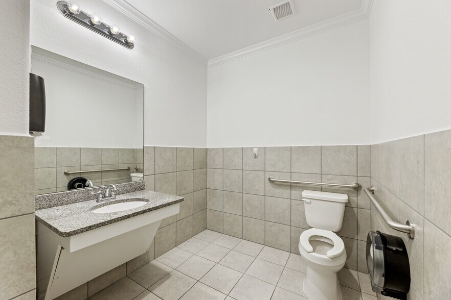 More Photos Of 2785 Rockbrook Dr, Lewisville Medical For Lease