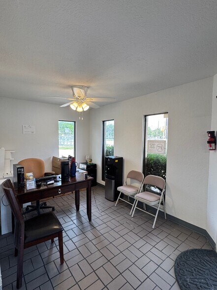 More Photos Of 6825 N Shepherd Dr, Houston Auto Repair For Lease