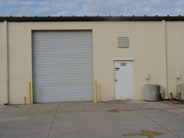More Photos Of 567-585 Interstate Blvd, Sarasota Showroom For Lease