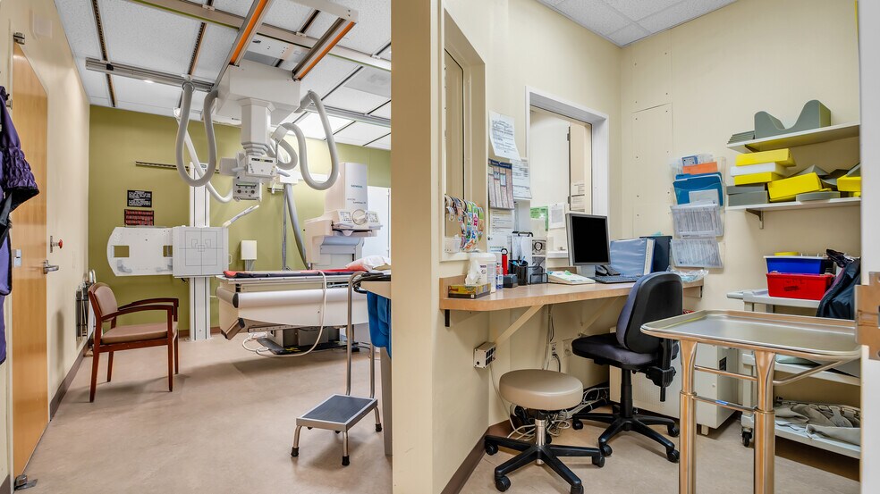 More Photos Of 693 Ray J. Glatt Cir, Woodburn Medical For Sale