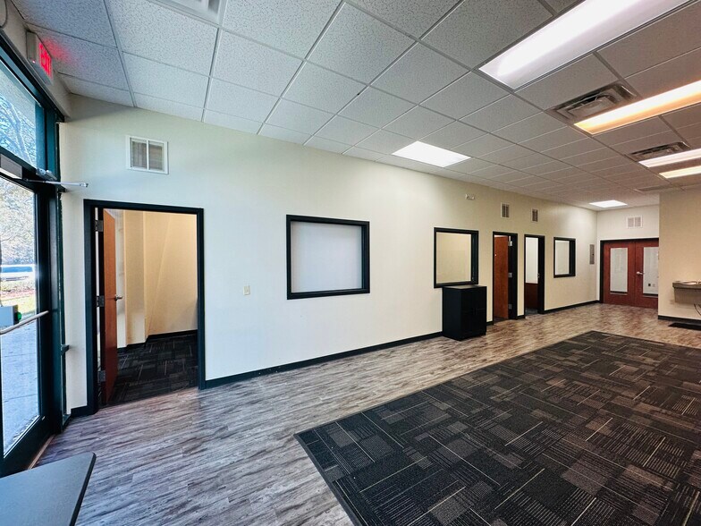 More Photos Of 12276 San Jose Blvd, Jacksonville Coworking Space