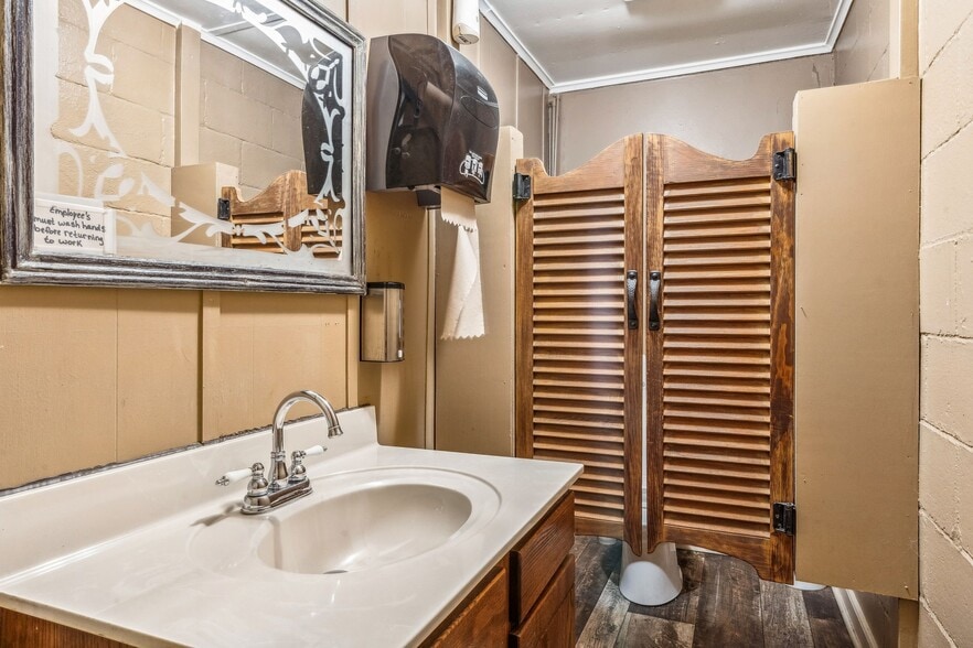 More Photos Of 297 N Main St, Dunkirk Bar For Sale