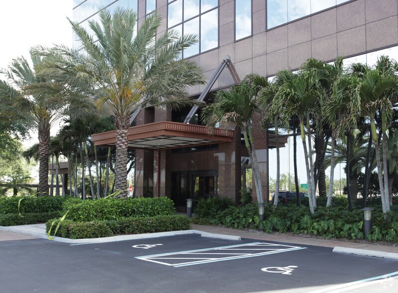 More Photos Of 2150 Goodlette-Frank Rd, Naples Office For Lease