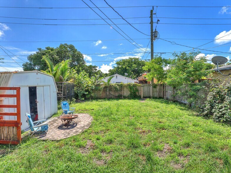 More Photos Of 1932 Dewey St, Hollywood Land For Sale
