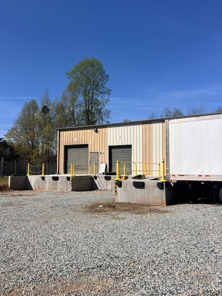 More Photos Of 1585 Gable St, High Point Warehouse For Lease