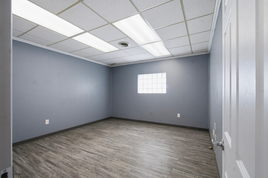 More Photos Of 300-305 S Grant Ave, Odessa Warehouse For Sale
