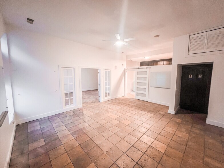 More Photos Of 852-856 N Damen Ave, Chicago Office For Lease