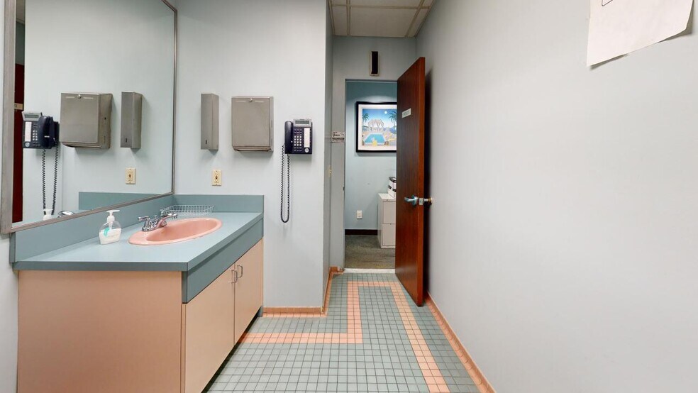 More Photos Of 105-09 Jamaica Ave, Richmond Hill Medical For Lease