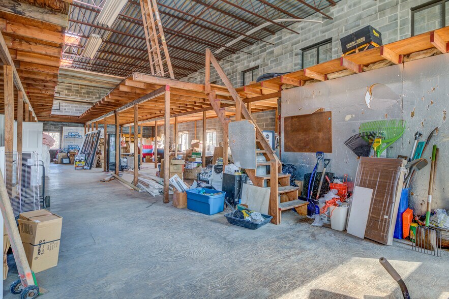 More Photos Of 25 Saint Charles St, Thornwood Distribution For Sale