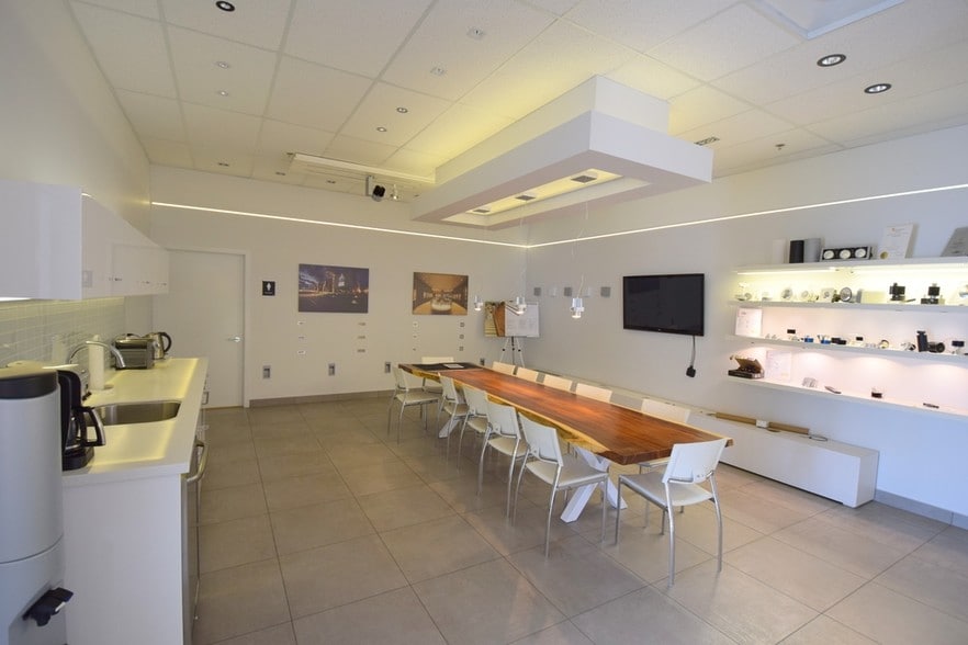 More Photos Of 512 Manitou Rd, Calgary Showroom For Lease