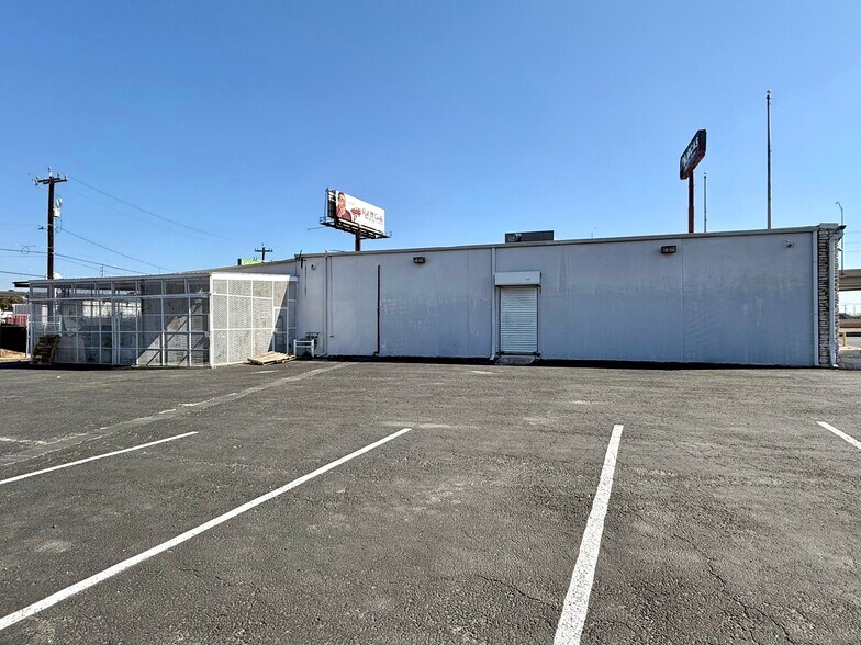 More Photos Of 5607 Kenwick St, San Antonio Showroom For Sale