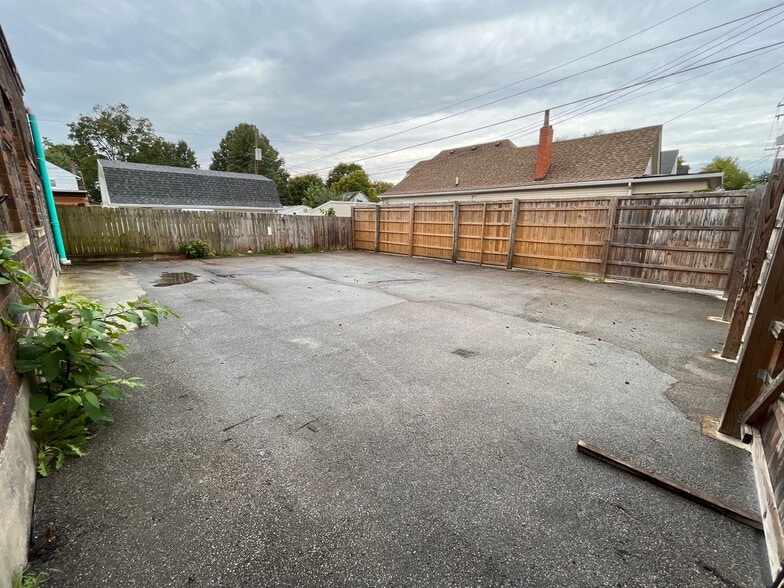 More Photos Of 1419 E Market St, New Albany Light Distribution For Lease