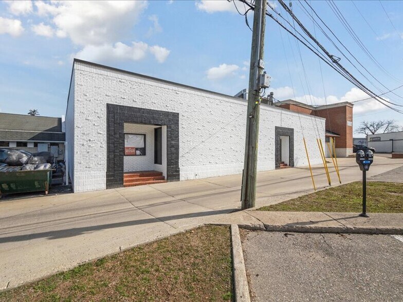 More Photos Of 1107 Crooks Rd, Royal Oak Storefront For Sale