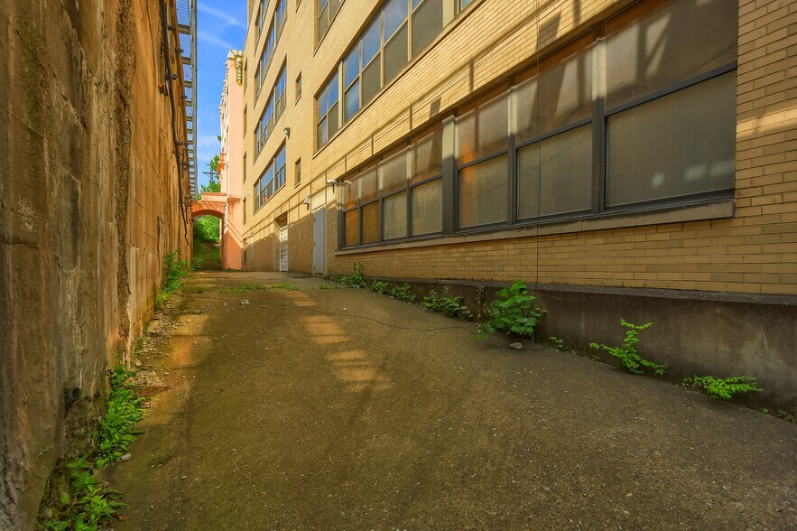 More Photos Of 664 Linden Ave, East Pittsburgh Flex For Sale