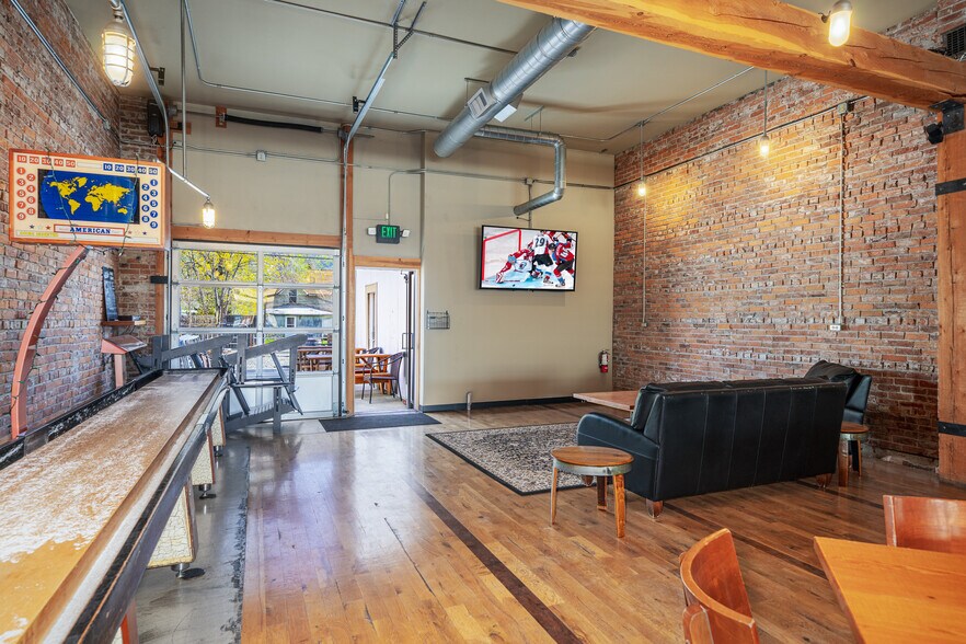 More Photos Of 1307 Main St, Oroville Bar For Sale