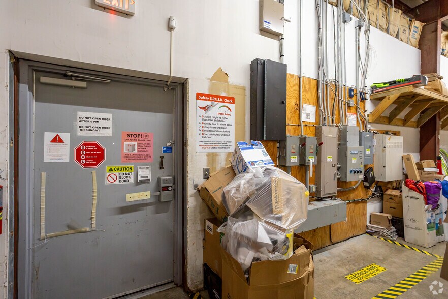 More Photos Of 45 8th St, Midland General Retail For Sale