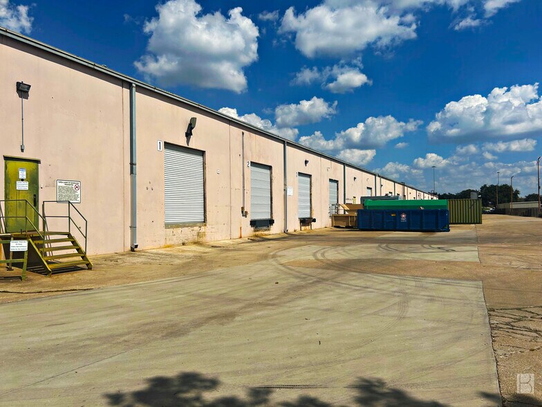 More Photos Of 2500-2536 NE Loop 820, Fort Worth Distribution For Lease