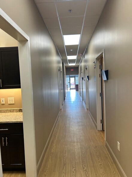 More Photos Of 437 S Illinois Ave, Oak Ridge General Retail For Lease