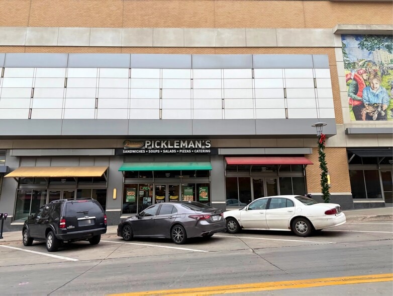 More Photos Of 3201 Farnam St, Omaha General Retail For Lease