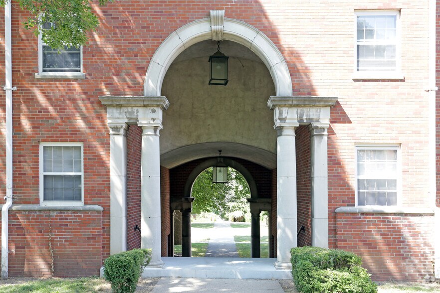 More Photos Of 3333 Grand Ave, Des Moines Apartments For Sale