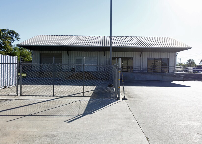 More Photos Of 110 N Walker St, Angleton Warehouse For Lease