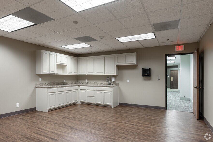 More Photos Of 508 W Wall St, Midland Office For Lease