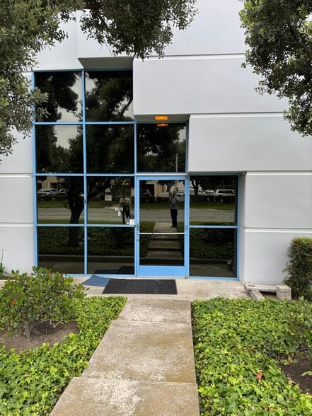 More Photos Of 6020 Nicolle St, Ventura Manufacturing For Lease