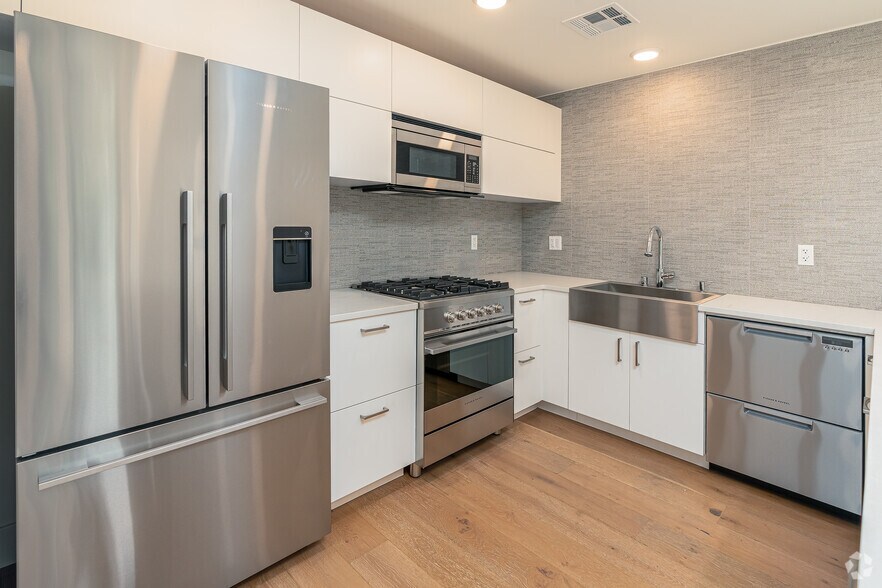 More Photos Of 2000 N Beachwood Dr, Los Angeles Apartments For Sale