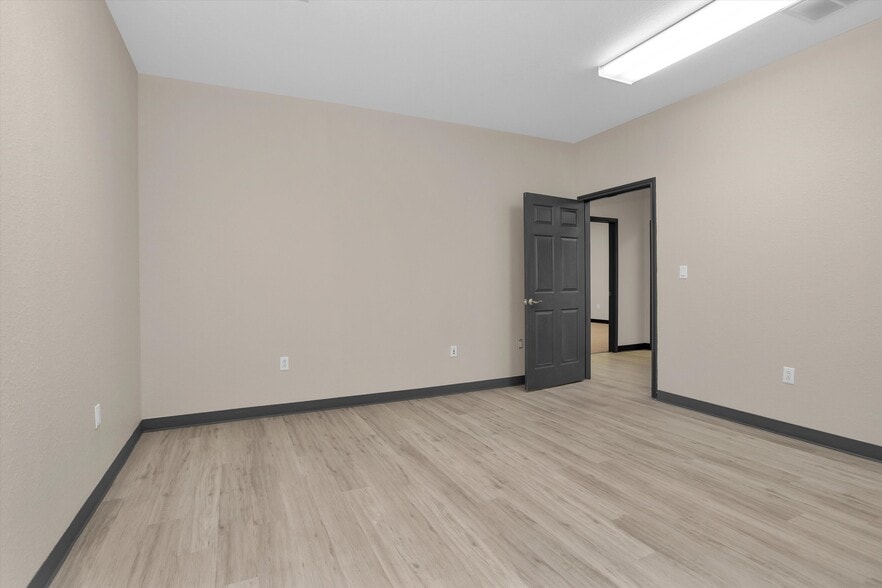 More Photos Of 11111 Neeshaw Dr, Houston Industrial For Lease