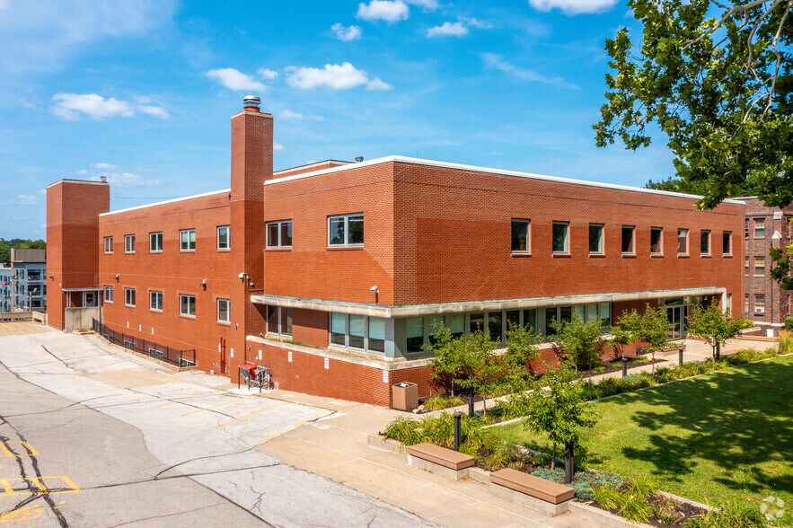 Primary Photo Of 2323 Grand Ave, Des Moines Coworking Space