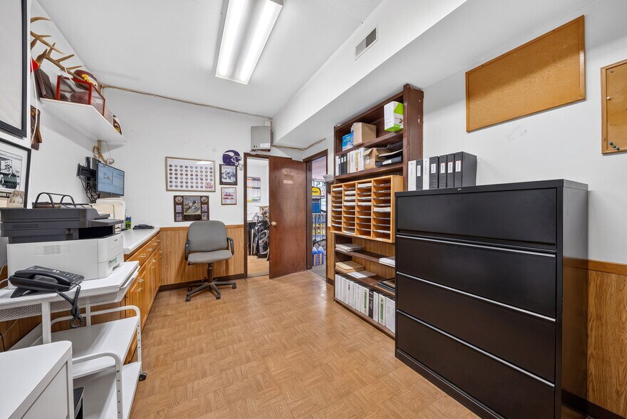 More Photos Of 5009 Xerxes Ave S, Minneapolis Auto Repair For Sale