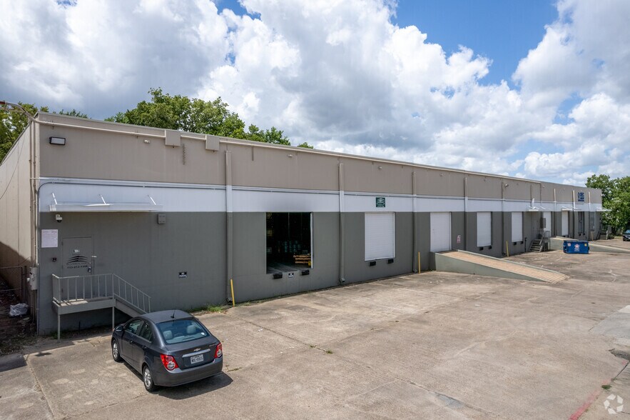 More Photos Of 16910 Texas Ave, Webster Warehouse For Lease