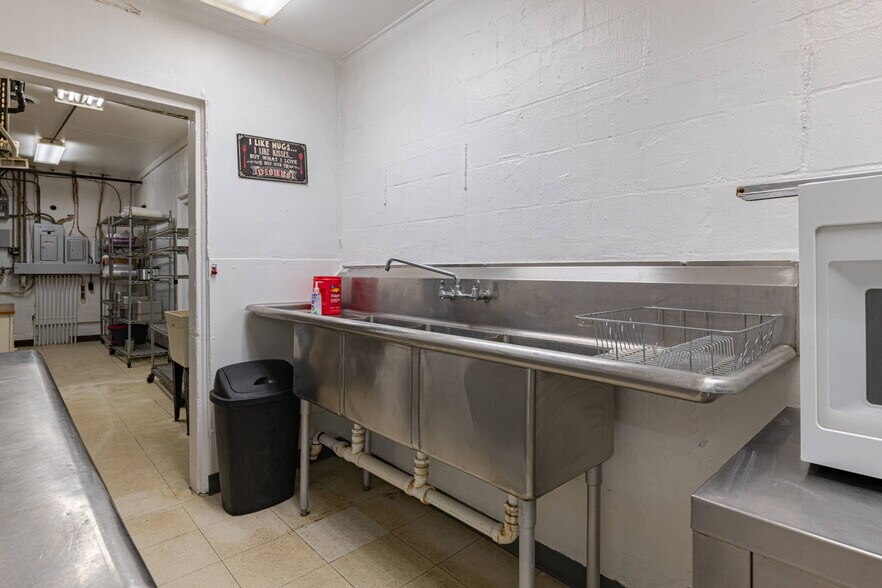 More Photos Of 749-751 Dayton Oxford Rd, Carlisle Freestanding For Sale