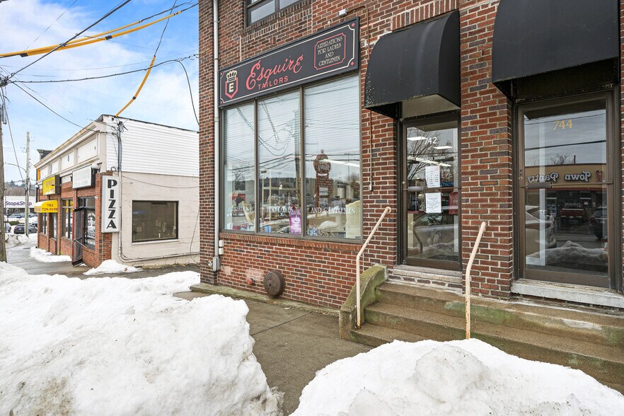 More Photos Of 742-750 Main St, Winchester Office For Lease