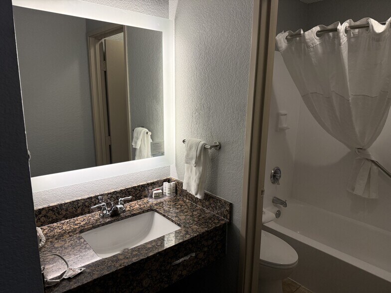 More Photos Of 11 E South Ave, Chippewa Falls Hotel For Sale